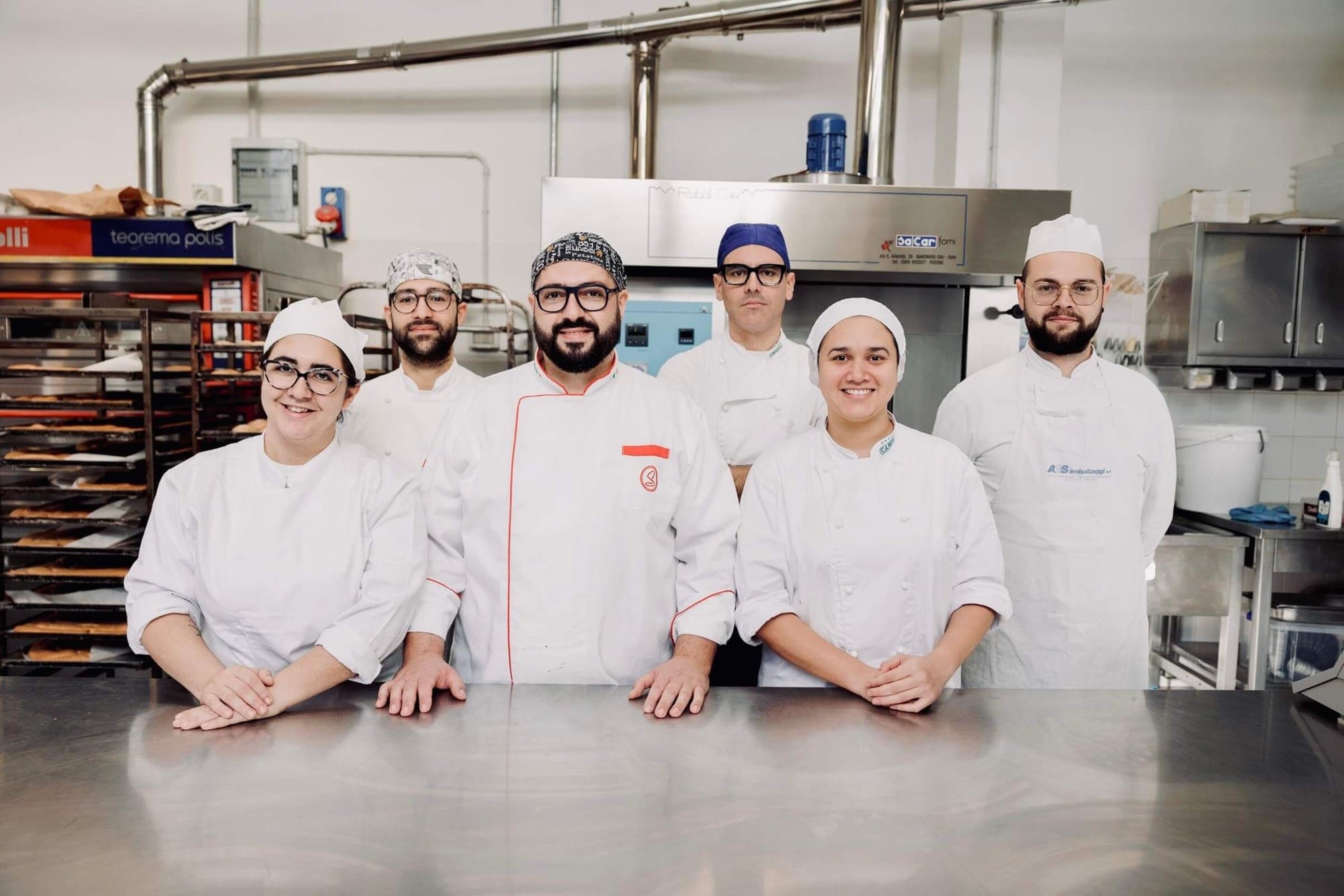Lo staff della Pasticceria Girlando nel laboratorio