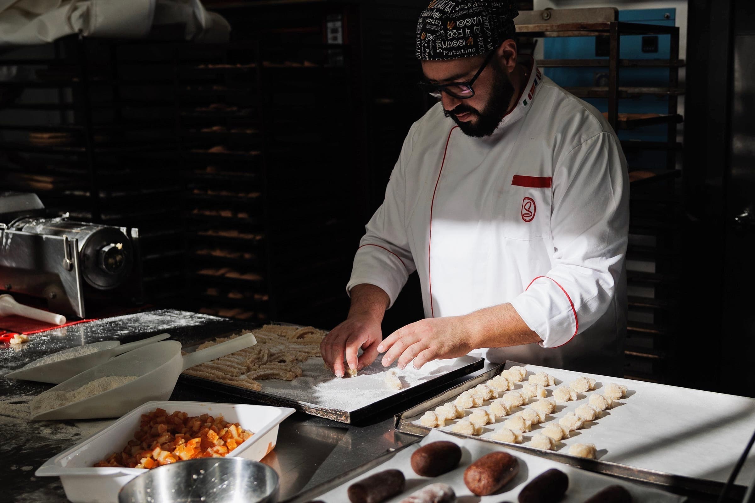 Un pasticcere al lavoro nel laboratorio della Pasticceria Girlando ad Avola